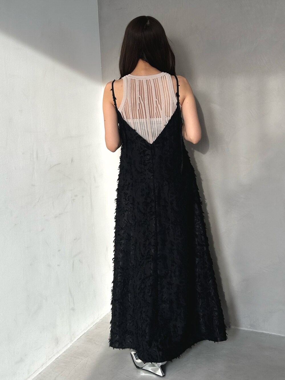 ベージュ系のニット/セーター、ブラック系のワンピースを着用したレディースの春コーディネートの4枚目の写真