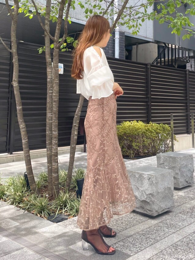 ブラウン系のスカート、ブラウン系のその他シューズ、ホワイト系のシャツ/ブラウスを着用したレディースの夏コーディネートの2枚目の写真