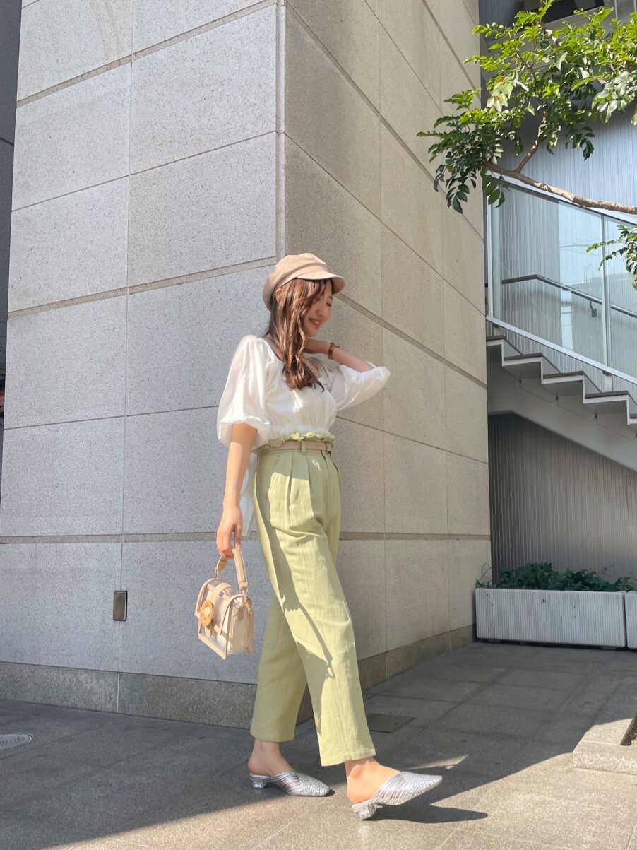 イエロー系のその他パンツ、ホワイト系のシャツ/ブラウス、シルバー系のサンダルを着用したレディースの春コーディネートの2枚目の写真