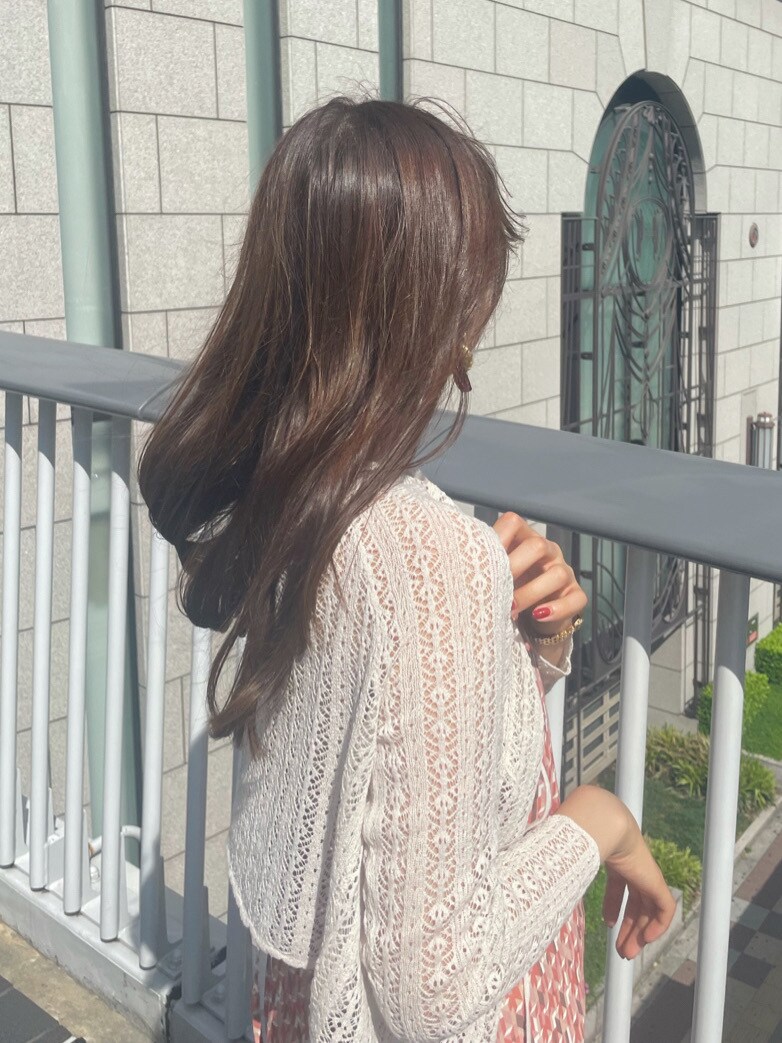 シルバー系のサンダル、オレンジ系のワンピース、ホワイト系のニット/セーターを着用したレディースの春コーディネートの3枚目の写真