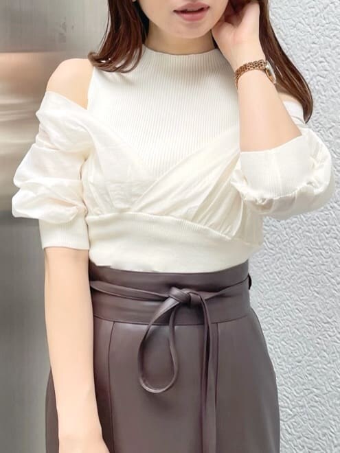 ブラック系のブーツ、ブラウン系のスカート、ホワイト系のニット/セーターを着用したレディースの夏コーディネートの4枚目の写真