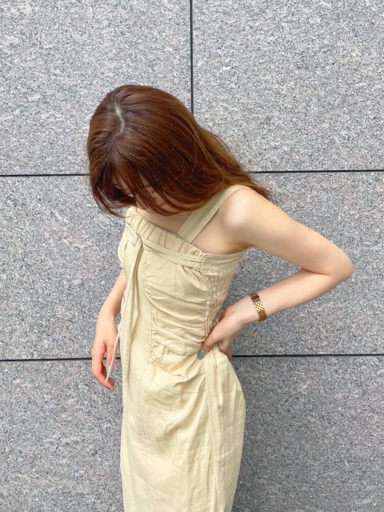 ホワイト系のシャツ/ブラウス、イエロー系のワンピース、ブラウン系のサンダルを着用したレディースの夏コーディネートの6枚目の写真