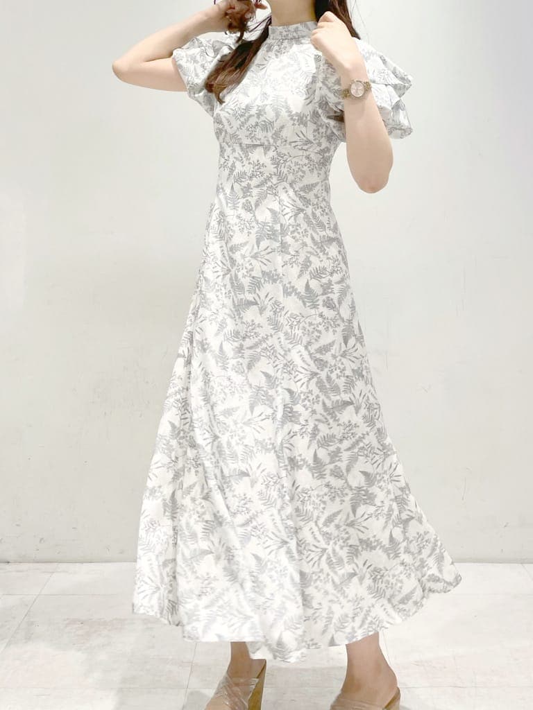 ホワイト系のワンピース、その他のサンダルを着用したレディースの春コーディネートの3枚目の写真