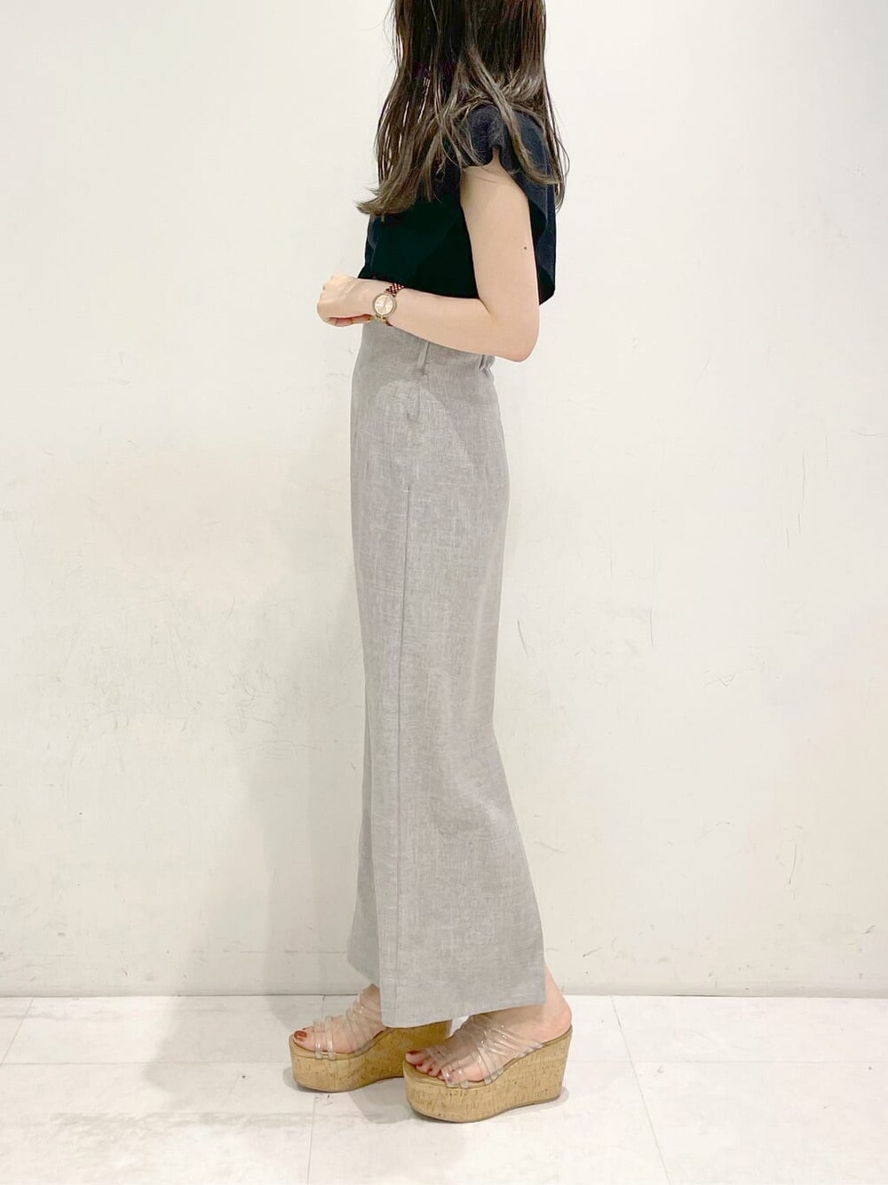 その他のサンダル、ブラウン系のスカート、ブラック系のニット/セーターを着用したレディースの夏コーディネートの2枚目の写真