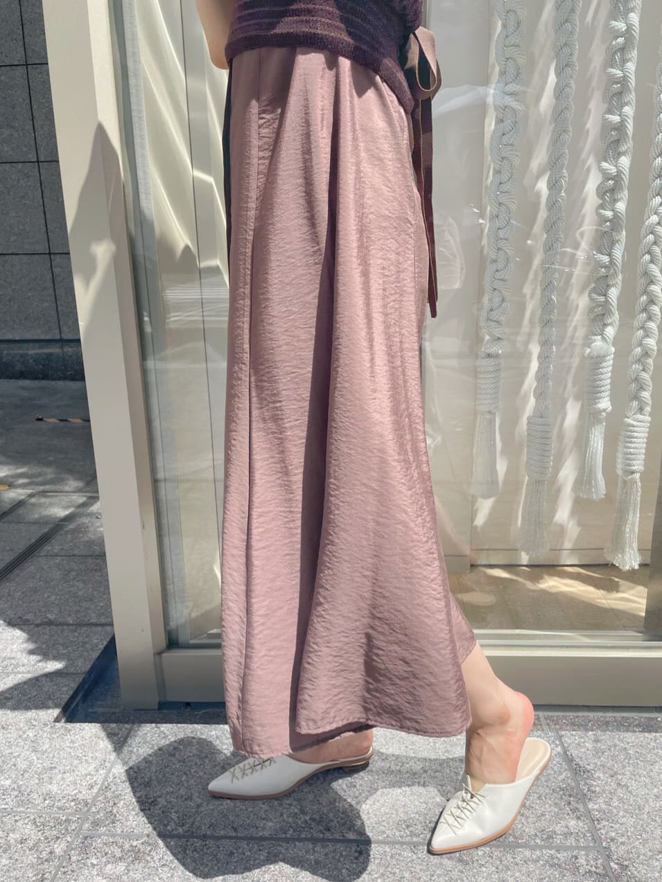 ブラウン系のワンピース、ホワイト系のサンダル、ブラウン系のニット/セーターを着用したレディースの秋コーディネートの9枚目の写真