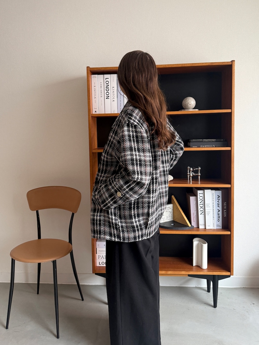 ブラック系のその他アウター、ブラック系のブーツを着用したレディースの秋コーディネートの7枚目の写真