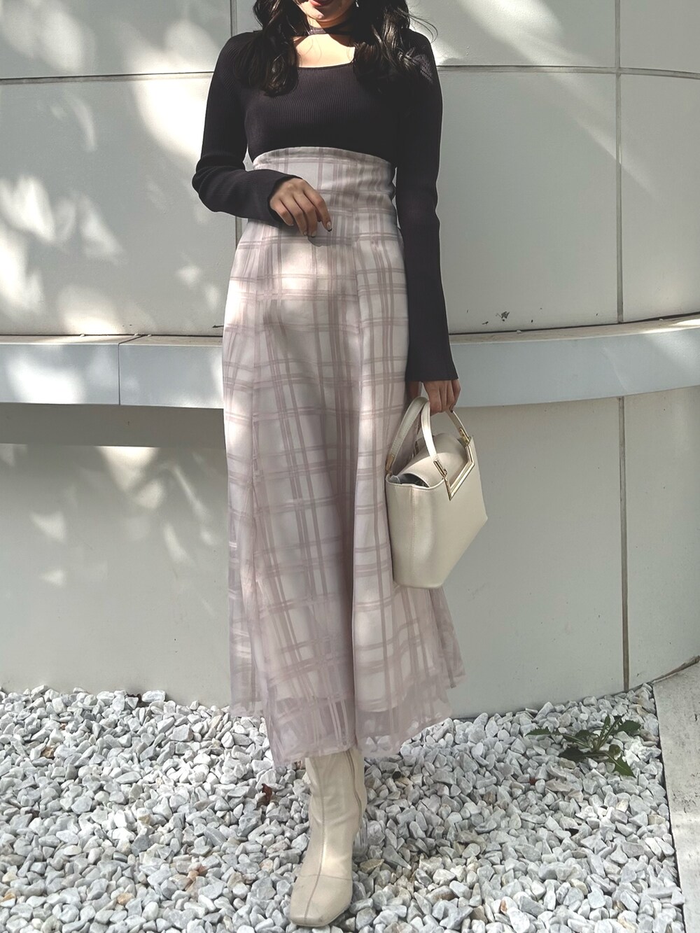 グレー系のワンピース、ホワイト系のハンドバッグを着用したレディースの秋コーディネートの2枚目の写真