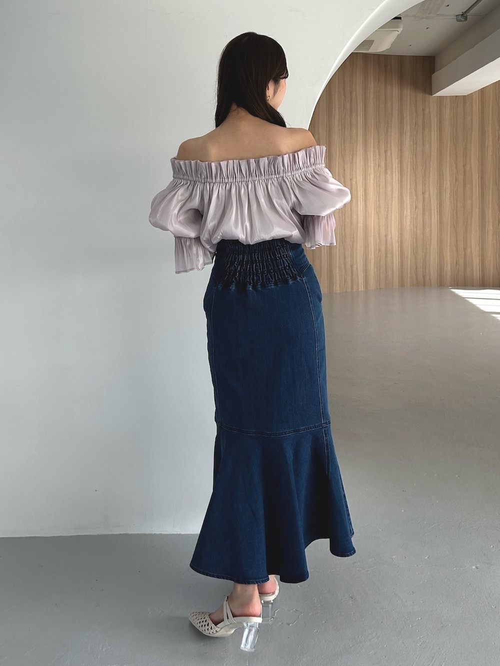 パープル系のシャツ/ブラウス、ブルー系のデニムスカート、ホワイト系のパンプスを着用したレディースの春コーディネートの3枚目の写真