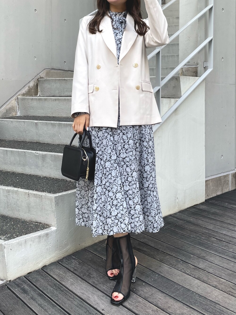 ブラック系のワンピース、ブラック系のハンドバッグ、ブラック系のブーツを着用したレディースの冬コーディネートの8枚目の写真