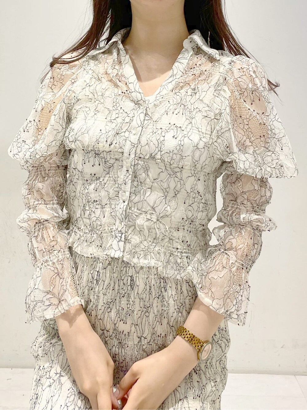 ホワイト系のシャツ/ブラウス、ホワイト系のスカートを着用したレディースの冬コーディネートの5枚目の写真