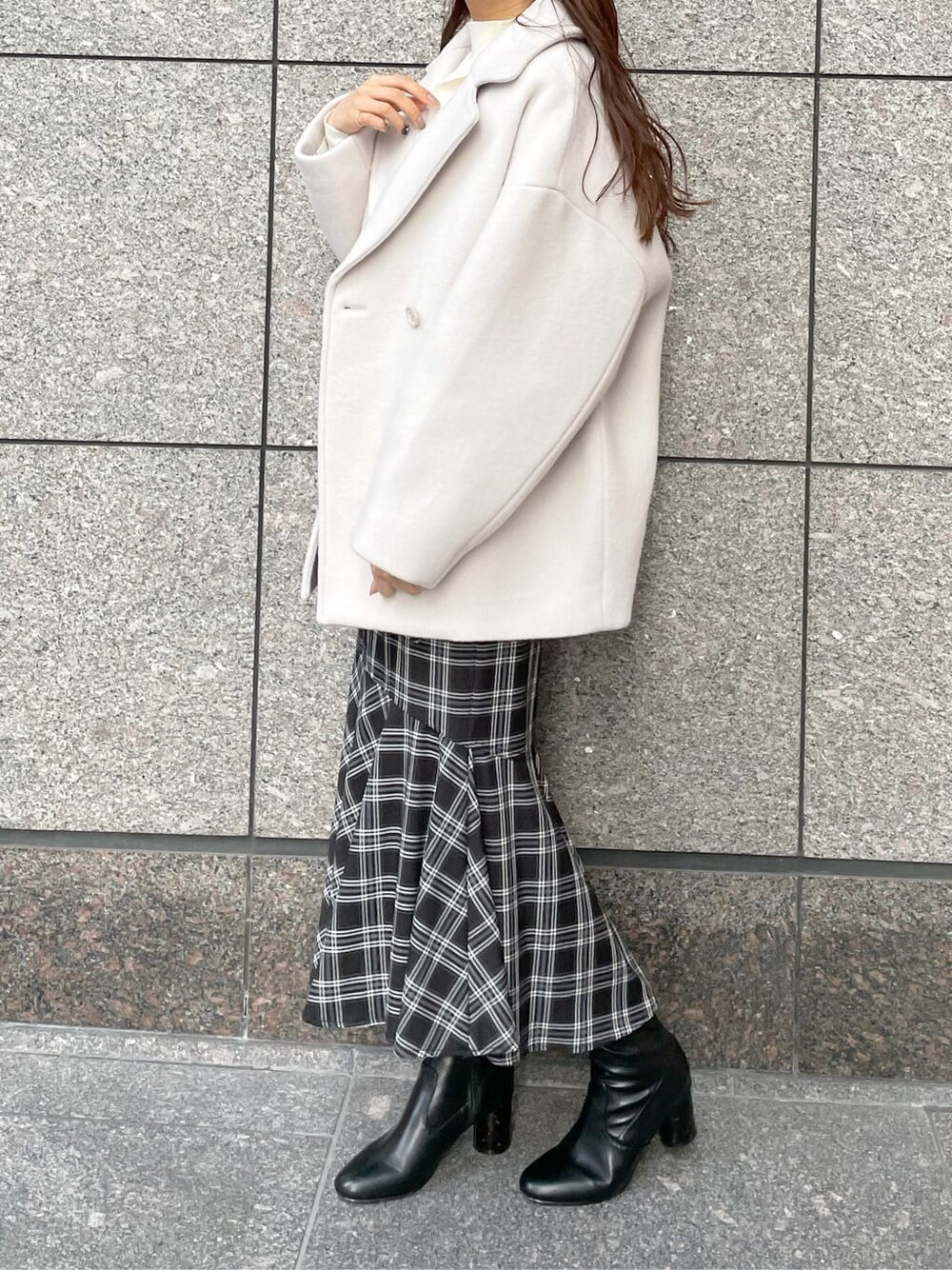 ブラック系のその他シューズ、ホワイト系のブルゾン、ホワイト系のニット/セーターを着用したレディースの秋コーディネートの2枚目の写真