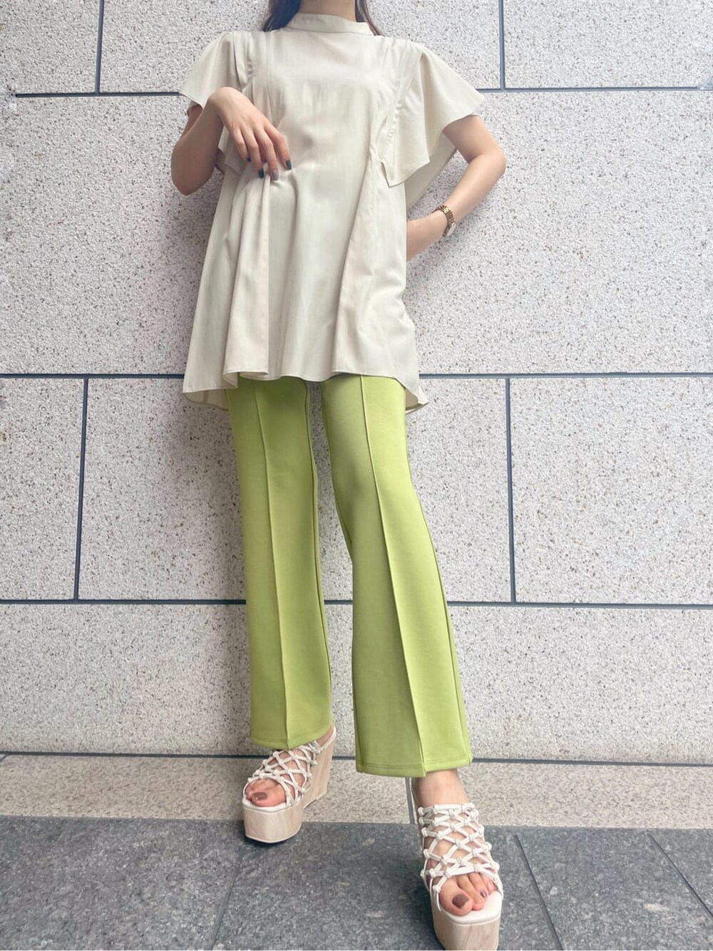 ホワイト系のサンダル、ベージュ系のシャツ/ブラウス、グリーン系のその他パンツを着用したレディースの夏コーディネートの7枚目の写真