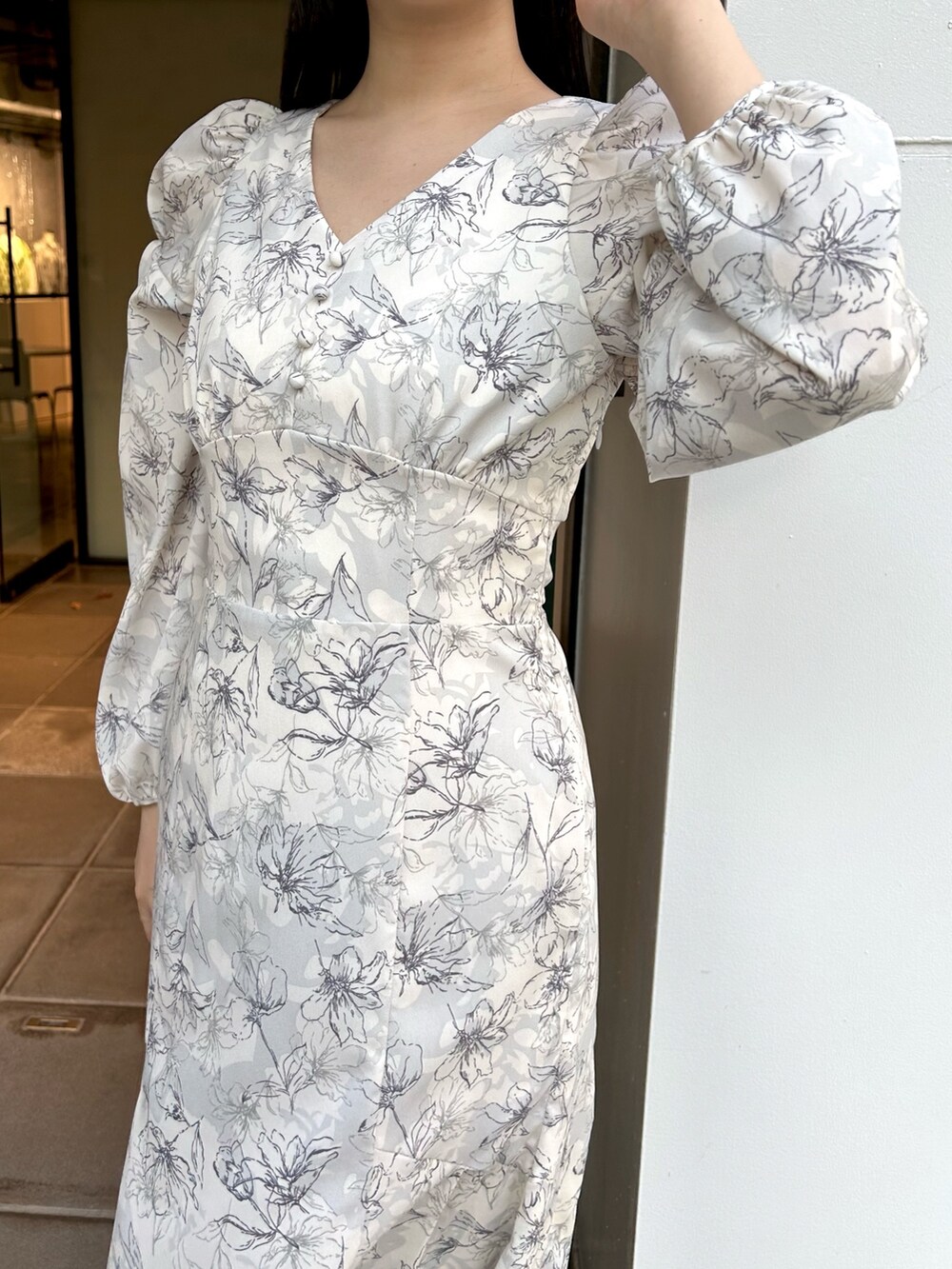 グレー系のワンピース、ホワイト系のブーツを着用したレディースの冬コーディネートの6枚目の写真