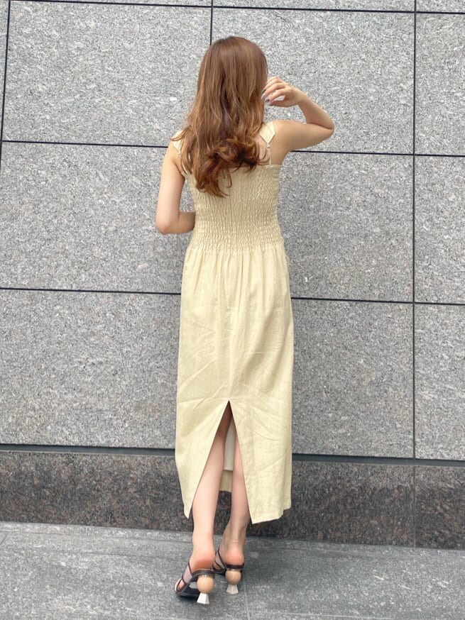 ホワイト系のシャツ/ブラウス、イエロー系のワンピース、ブラウン系のサンダルを着用したレディースの夏コーディネートの5枚目の写真