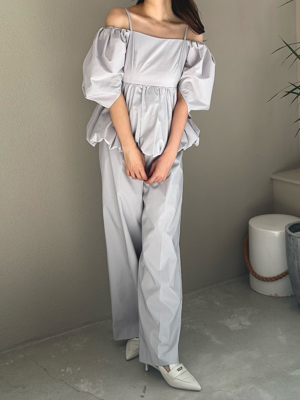 グレー系のサロペット/オーバーオール、ホワイト系のパンプスを着用したレディースの冬コーディネートの3枚目の写真