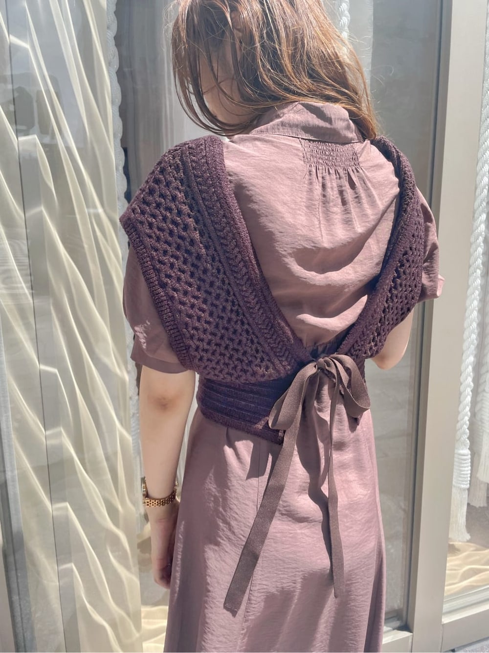 ブラウン系のワンピース、ホワイト系のサンダル、ブラウン系のニット/セーターを着用したレディースの秋コーディネートの6枚目の写真