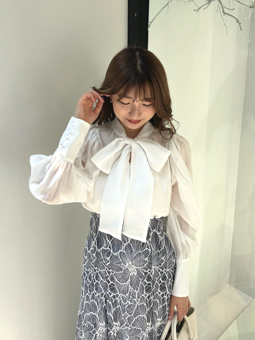 ブラック系のライダースジャケット、ホワイト系のシャツ/ブラウス、ブルー系のスカートを着用したレディースの夏コーディネートの8枚目の写真