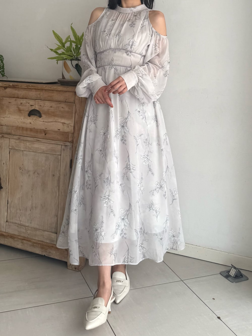 グレー系のワンピースを着用したレディースの秋コーディネートの2枚目の写真