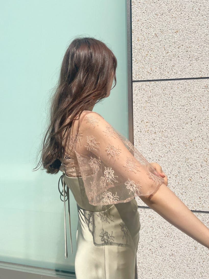 グリーン系のドレス、ベージュ系のパンプスを着用したレディースの夏コーディネートの5枚目の写真