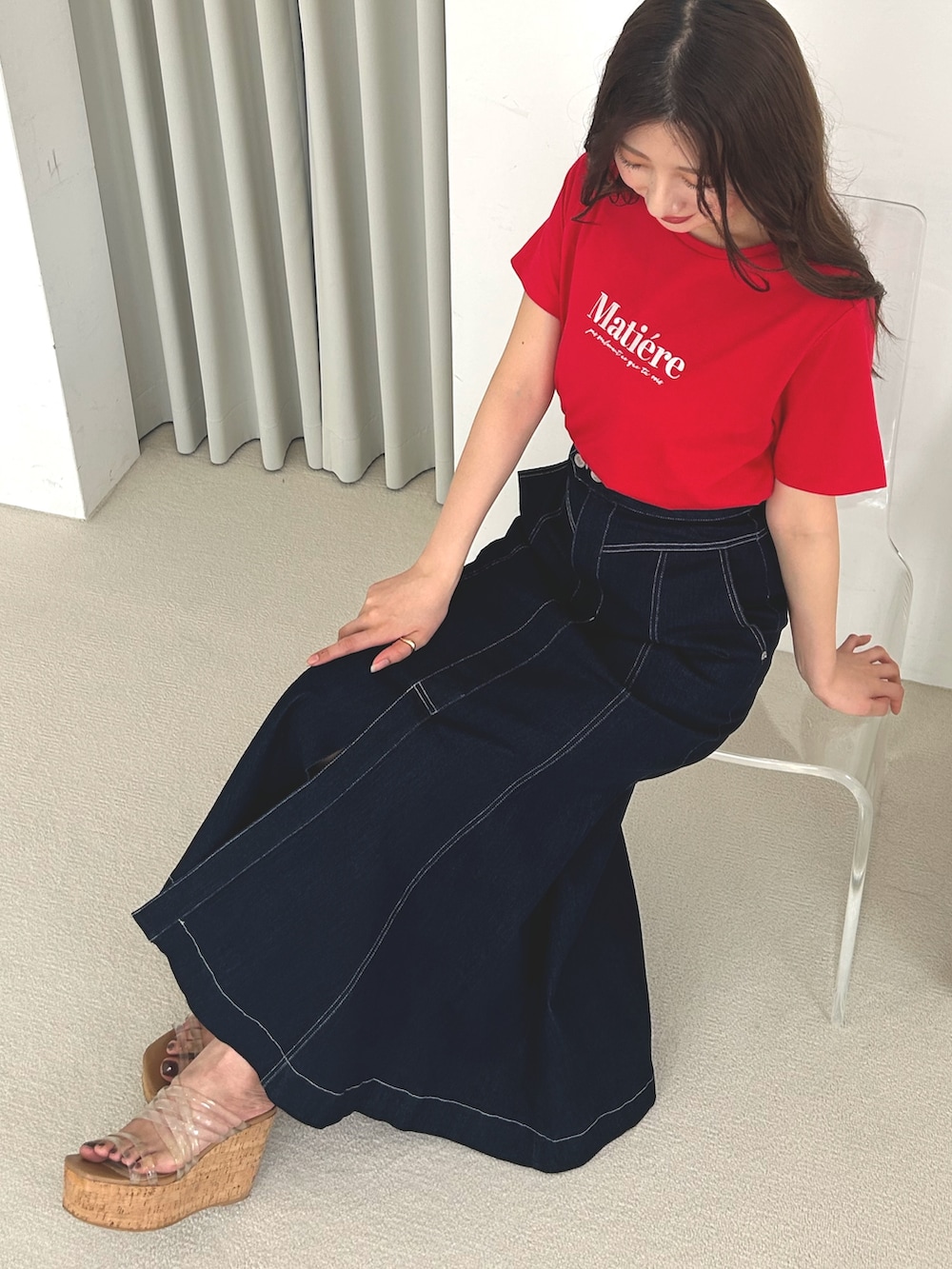 レッド系のTシャツ/カットソー、ブルー系のスカート、その他のサンダルを着用したレディースの春コーディネートの3枚目の写真