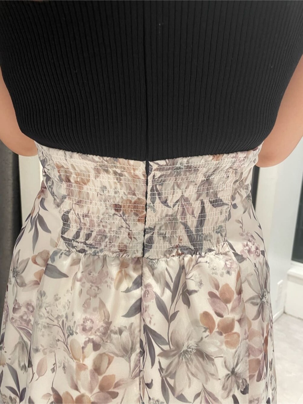 ホワイト系のサンダル、ブラック系のワンピースを着用したレディースの夏コーディネートの5枚目の写真