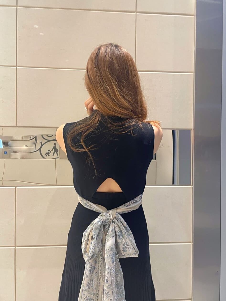 ブラック系のワンピース、ブラック系のサンダルを着用したレディースの夏コーディネートの5枚目の写真