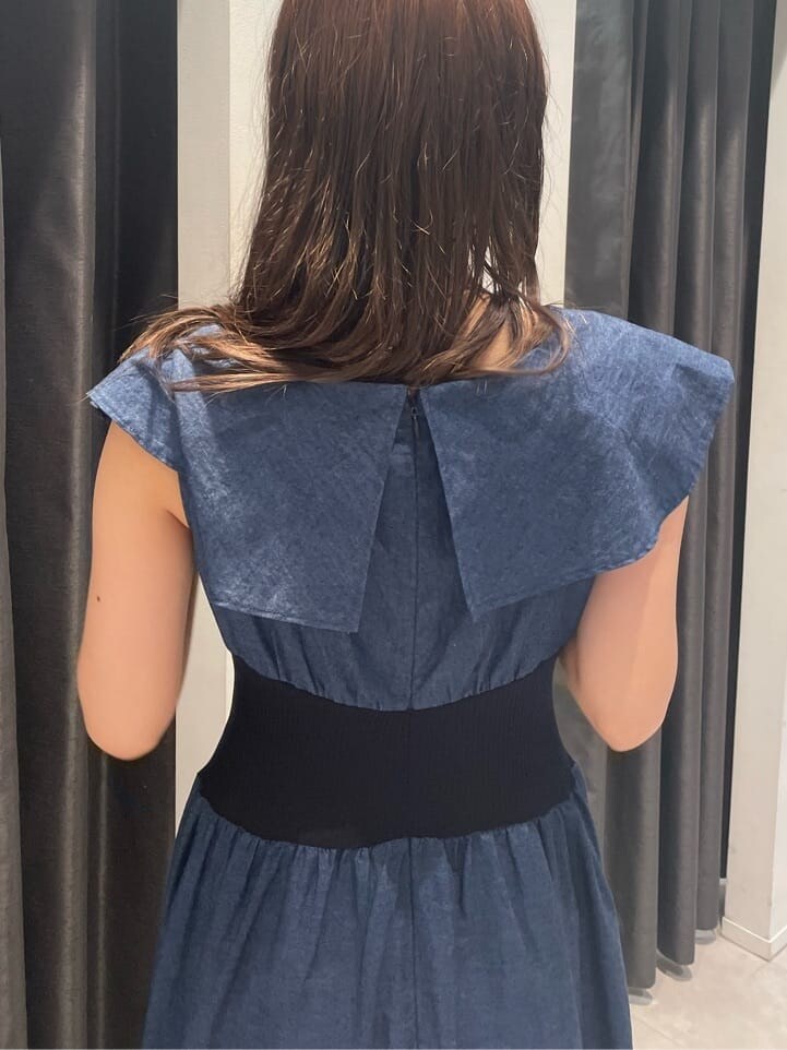 ブラウン系のサンダル、ブルー系のワンピースを着用したレディースの夏コーディネートの5枚目の写真