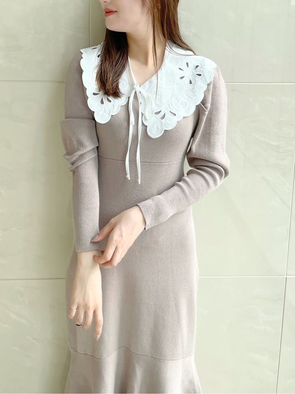 ベージュ系のワンピースを着用したレディースの冬コーディネートの3枚目の写真