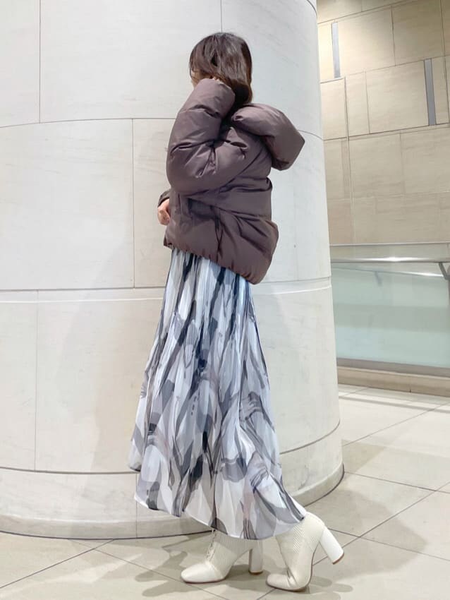 ブラウン系のその他アウター、グレー系のスカート、ホワイト系のニット/セーターを着用したレディースの秋コーディネートの2枚目の写真