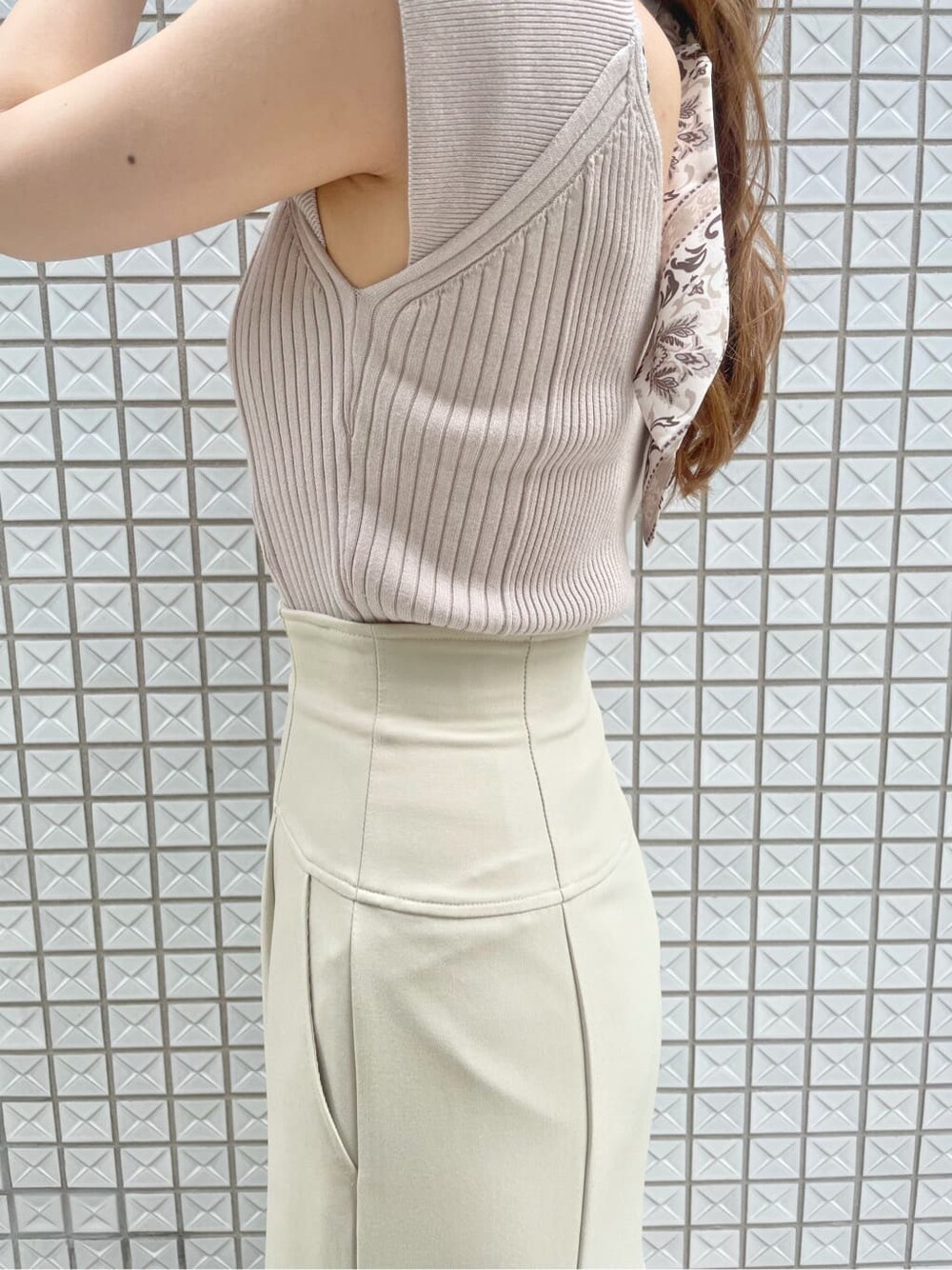 ベージュ系のニット/セーター、ベージュ系のサンダルを着用したレディースの夏コーディネートの7枚目の写真