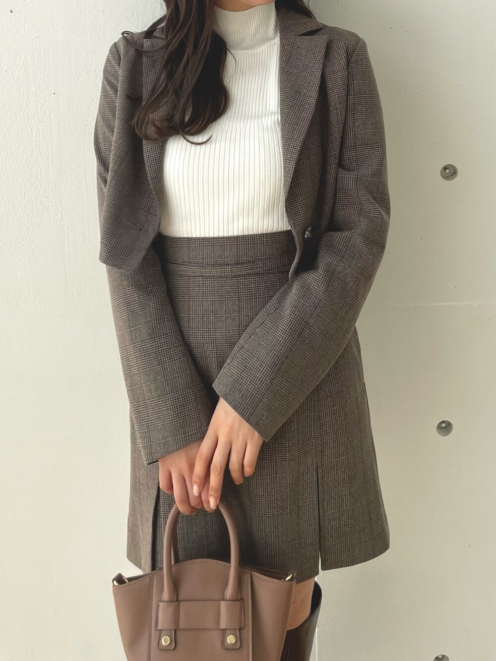 ブラウン系のテーラードジャケット、ブラウン系のその他パンツ、ブラウン系のブーツを着用したレディースの夏コーディネートの4枚目の写真