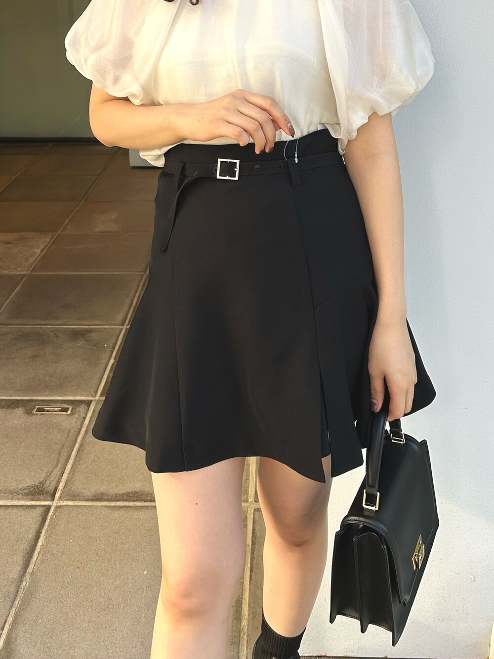 ブラック系のその他パンツ、ホワイト系のシャツ/ブラウスを着用したレディースの冬コーディネートの4枚目の写真