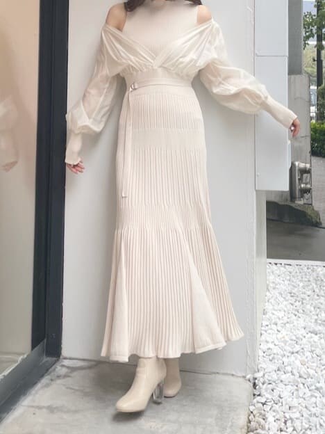 ホワイト系のワンピースを着用したレディースの秋コーディネートの2枚目の写真