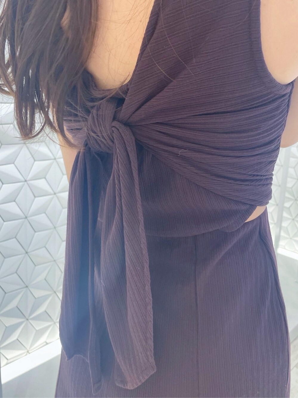 ブラウン系のサンダルを着用したレディースの夏コーディネートの6枚目の写真