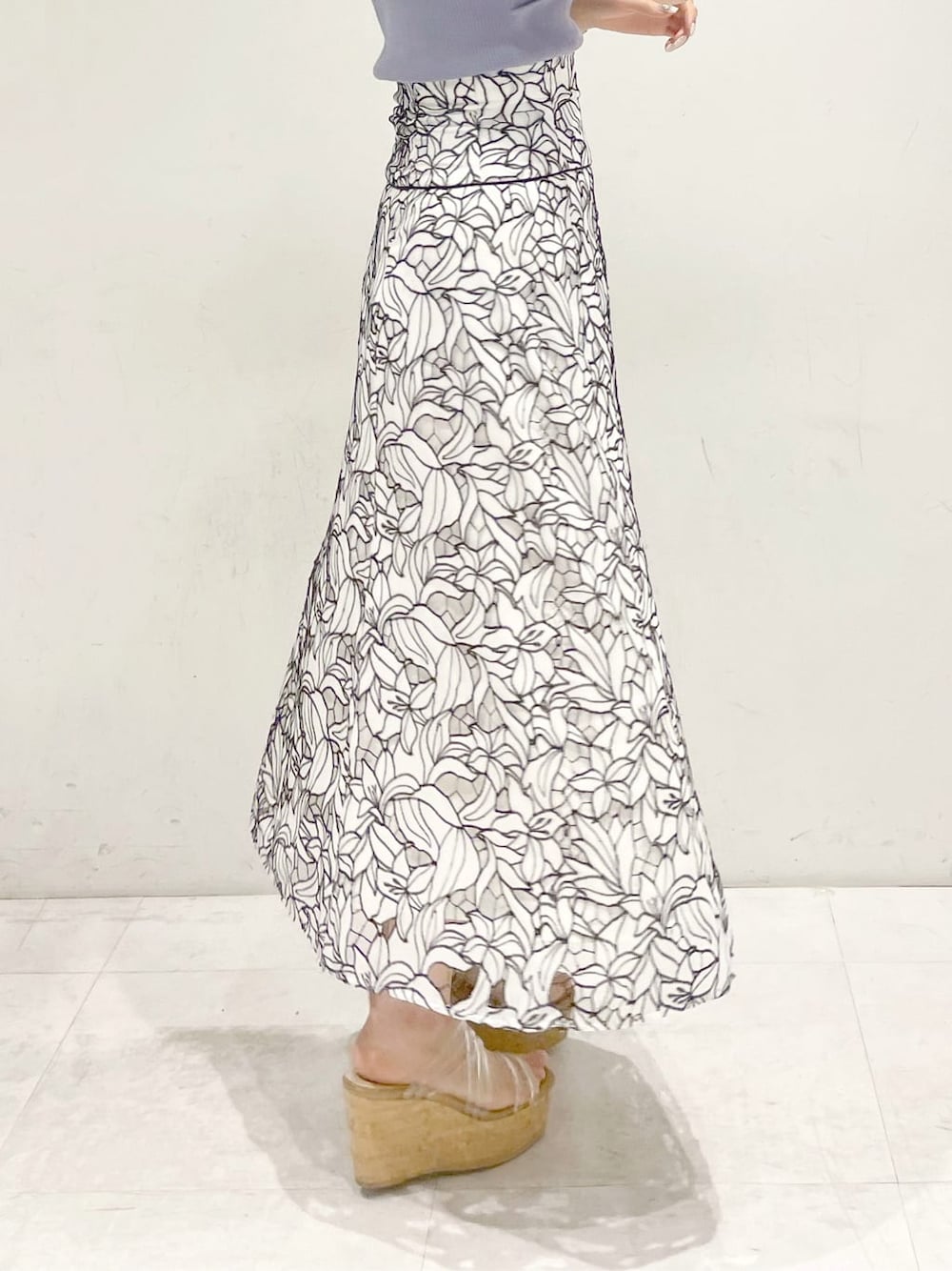 ブラック系のスカート、その他のサンダル、ブルー系のニット/セーターを着用したレディースの春コーディネートの9枚目の写真