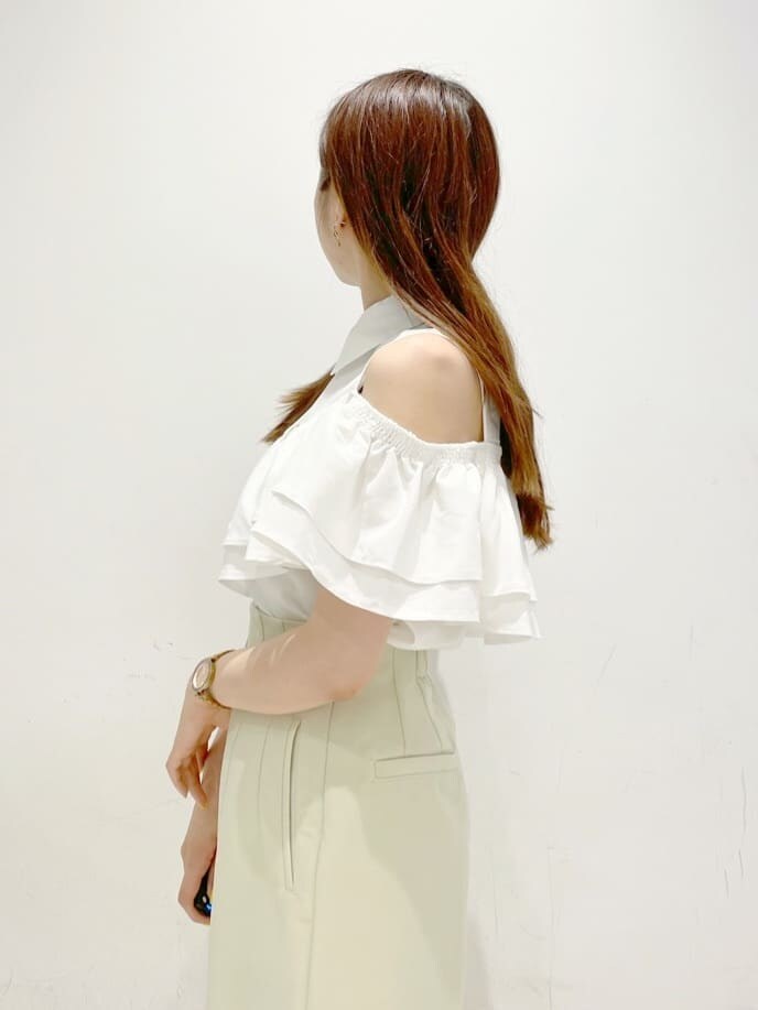 その他のサンダル、グリーン系のその他パンツ、ホワイト系のシャツ/ブラウスを着用したレディースの夏コーディネートの6枚目の写真