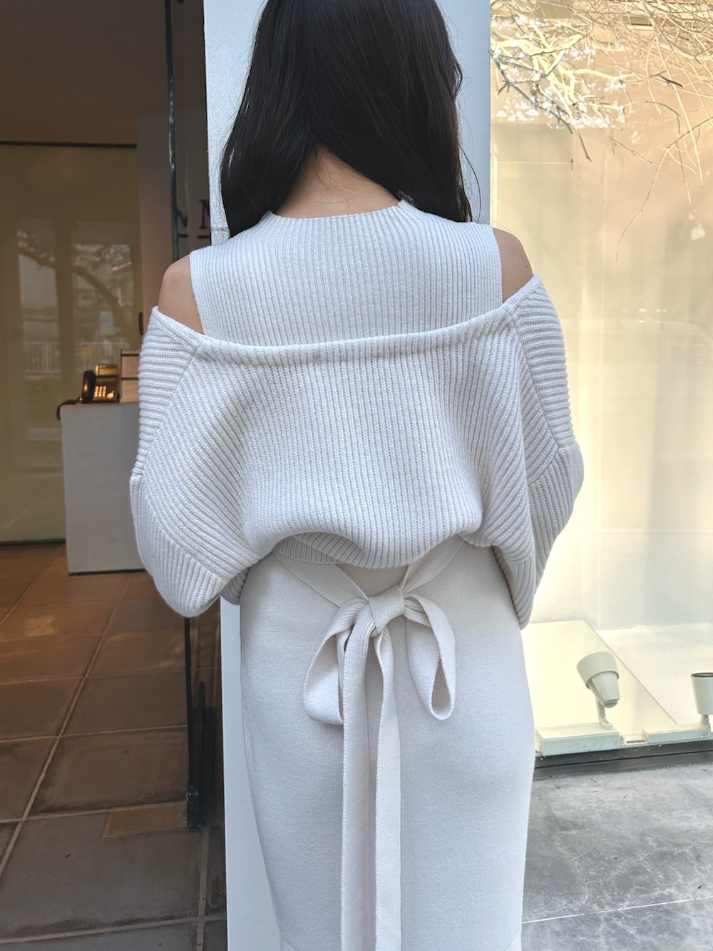 ホワイト系のワンピース、ホワイト系のダウンジャケット/コート、ホワイト系のショルダーバッグを着用したレディースの秋コーディネートの7枚目の写真