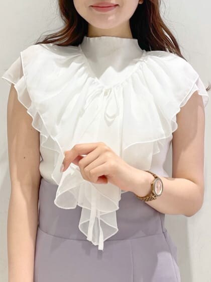 パープル系のスカート、その他のサンダル、ホワイト系のニット/セーターを着用したレディースの春コーディネートの4枚目の写真