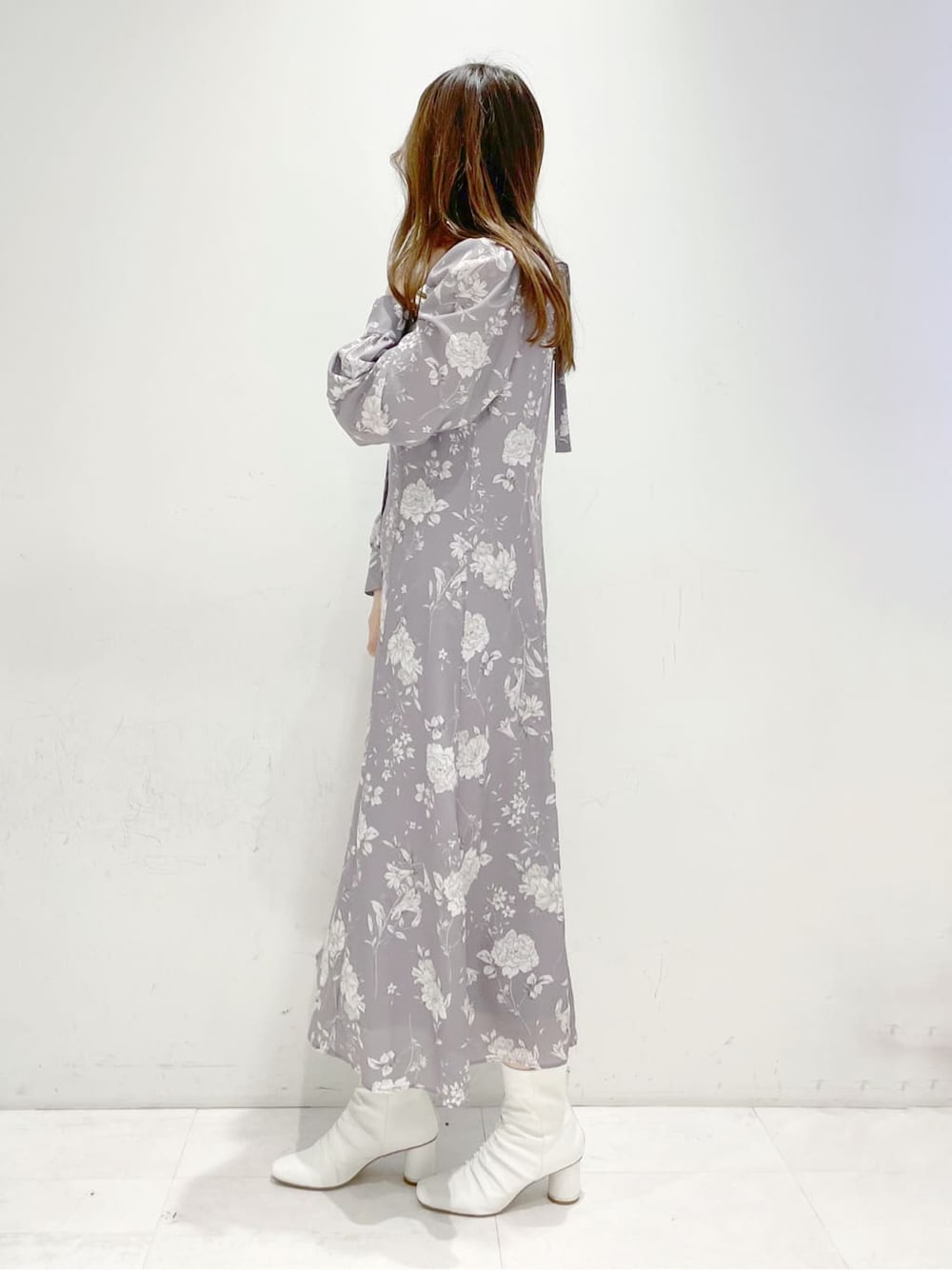 ホワイト系のその他シューズ、グレー系のワンピースを着用したレディースの冬コーディネートの3枚目の写真