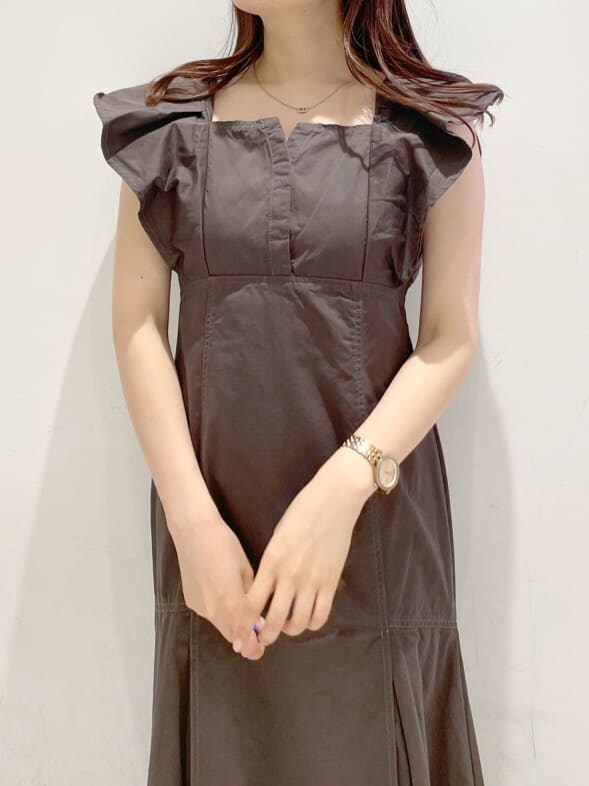 その他のサンダル、ブラウン系のワンピースを着用したレディースの春コーディネートの4枚目の写真