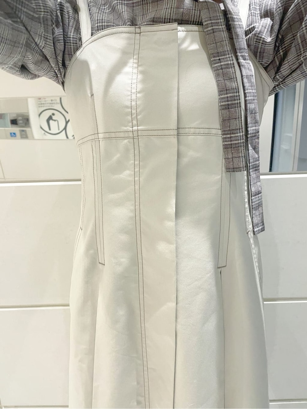 ベージュ系のワンピース、その他のシャツ/ブラウス、ブラウン系のその他シューズを着用したレディースの夏コーディネートの6枚目の写真