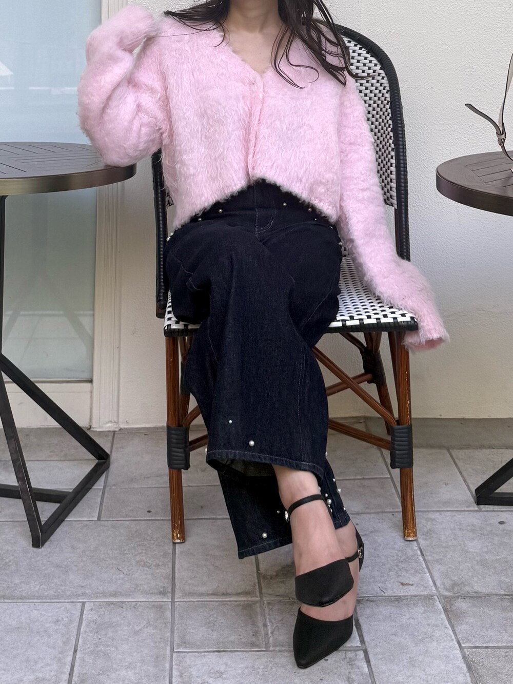 ピンク系のカーディガン/ボレロ、ブルー系のデニムパンツ、ブラック系のパンプスを着用したレディースの秋コーディネートの5枚目の写真