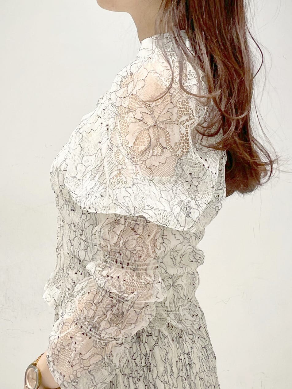 ホワイト系のシャツ/ブラウス、ホワイト系のスカートを着用したレディースの冬コーディネートの6枚目の写真