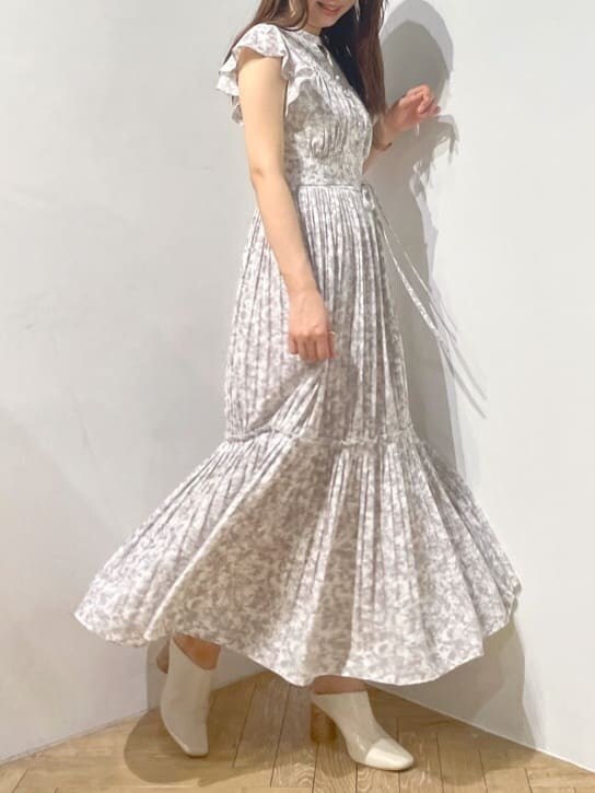 グレー系のワンピースを着用したレディースの夏コーディネートの2枚目の写真