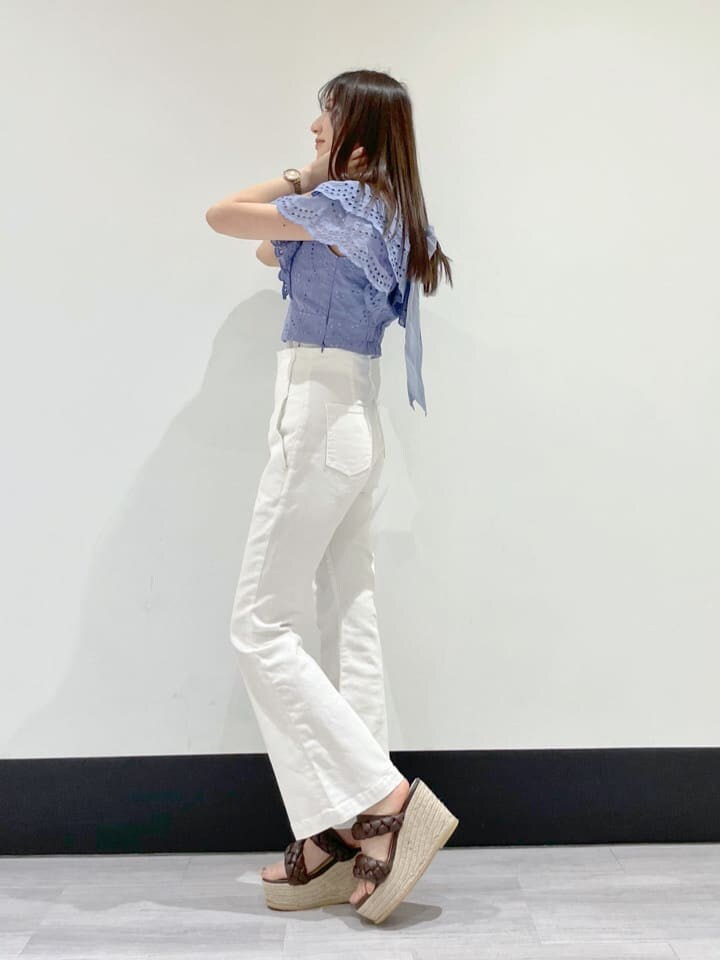 ブルー系のシャツ/ブラウス、ホワイト系のその他パンツ、ブラウン系のサンダルを着用したレディースの冬コーディネートの3枚目の写真