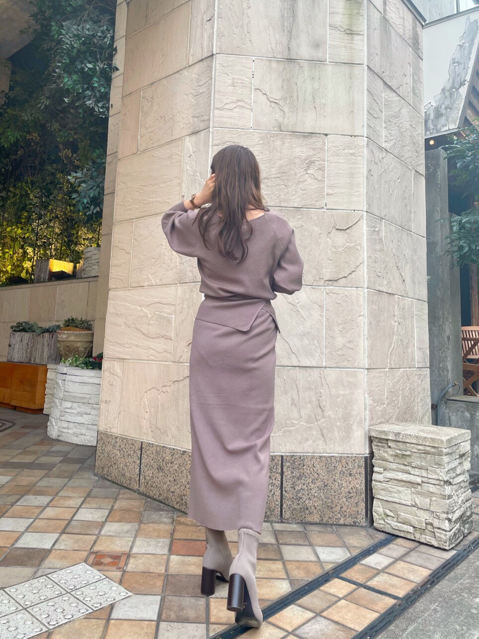 ベージュ系のトレンチコート、ブラウン系のスカートを着用したレディースの冬コーディネートの4枚目の写真