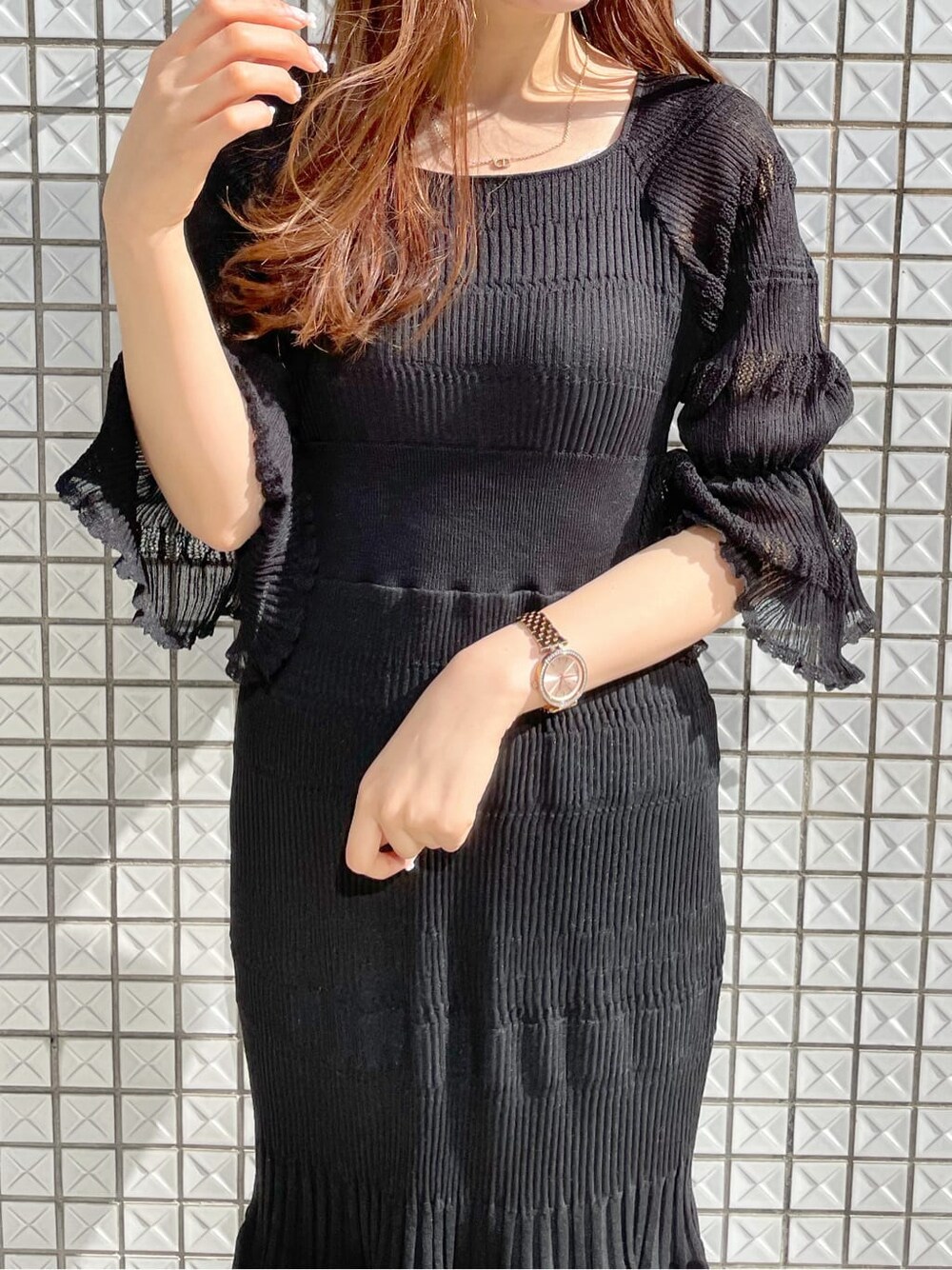 ブラック系のワンピース、ブラック系のその他シューズを着用したレディースの冬コーディネートの5枚目の写真