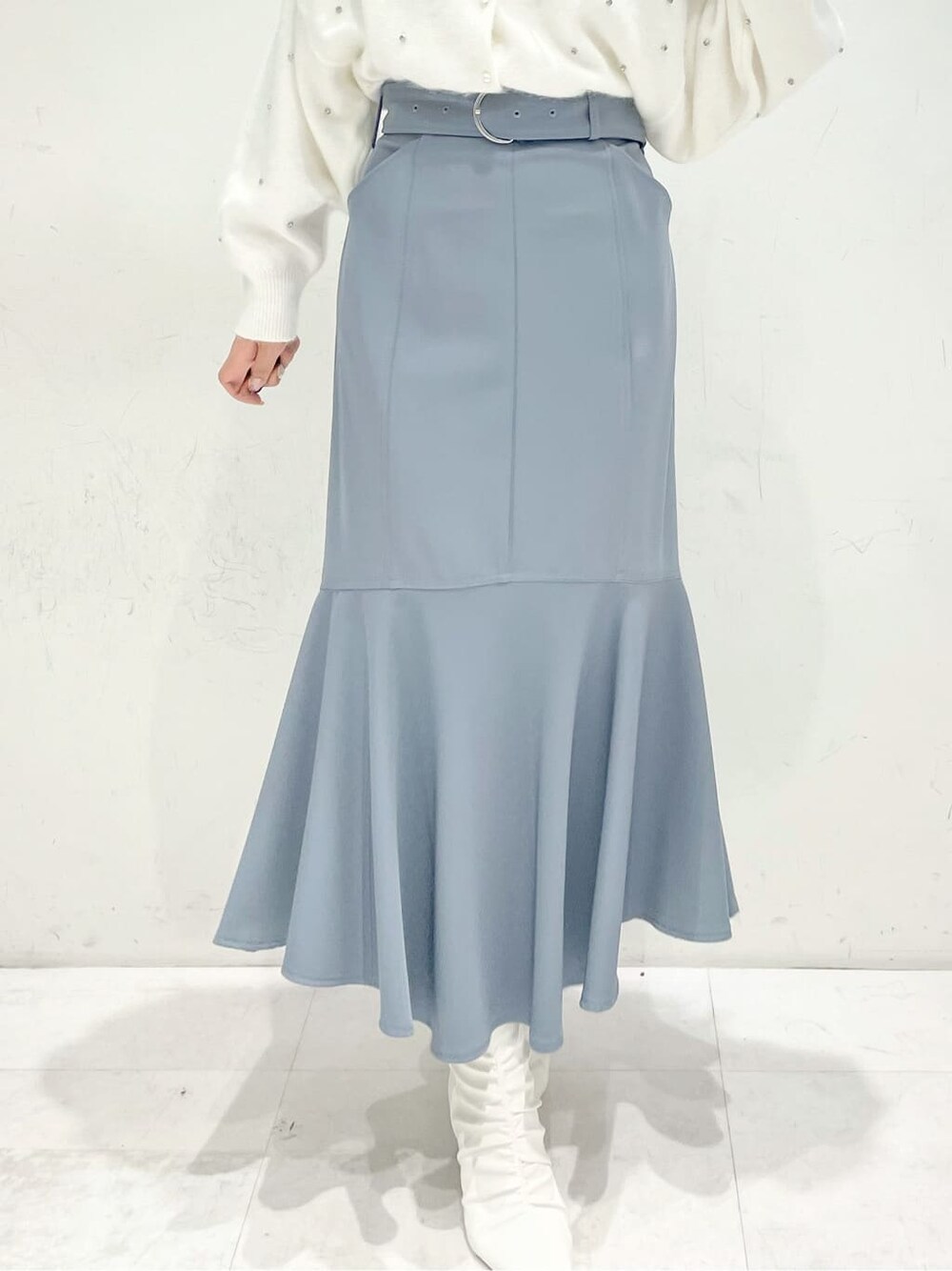 ホワイト系のその他シューズ、ブルー系のスカート、ホワイト系のカーディガン/ボレロを着用したレディースの冬コーディネートの5枚目の写真