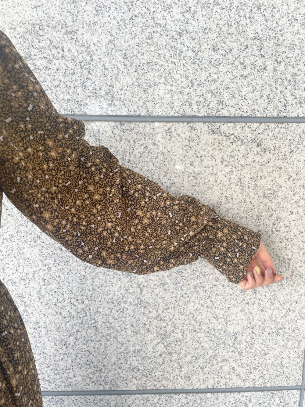 ブラック系のその他シューズ、ブラック系のテーラードジャケット、ブラック系のワンピースを着用したレディースの秋コーディネートの9枚目の写真