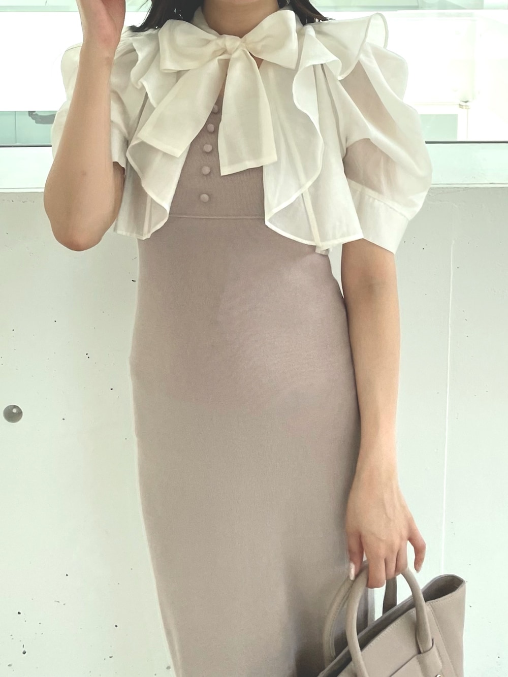 ホワイト系のブーツ、ベージュ系のワンピース、ベージュ系のハンドバッグを着用したレディースの夏コーディネートの6枚目の写真